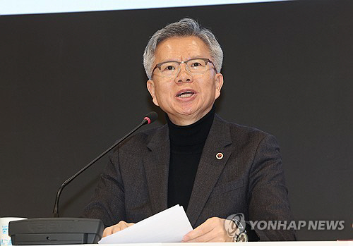 10일 오후 서울 용산구 대한의사협회(의협)에서 열린 제43대 의협 회장선거 후보자합동설명회에서 김택우 후보가 정견발표를 하고 있다.  연합뉴스